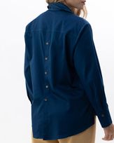 IT57020226 camisa-tricoline-com-abertura-costas-e-botoes-madreperolas-petroleo--it57020226 -03